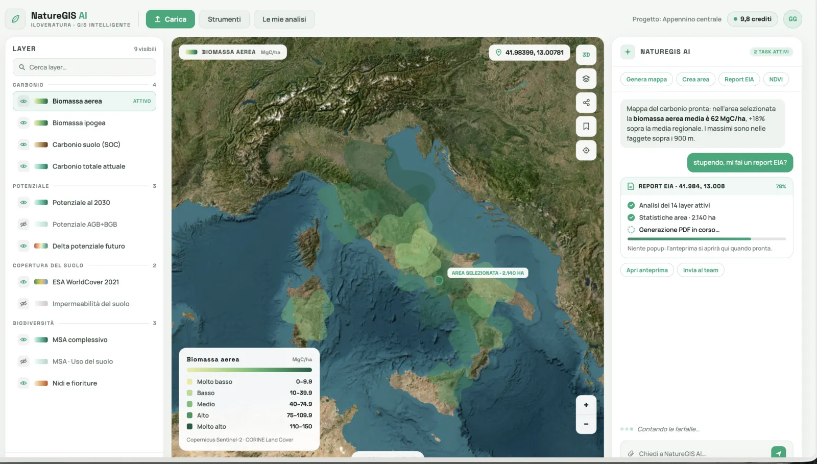 Interfaccia di NatureGIS AI: mappa satellitare con layer ambientali e assistente in chat